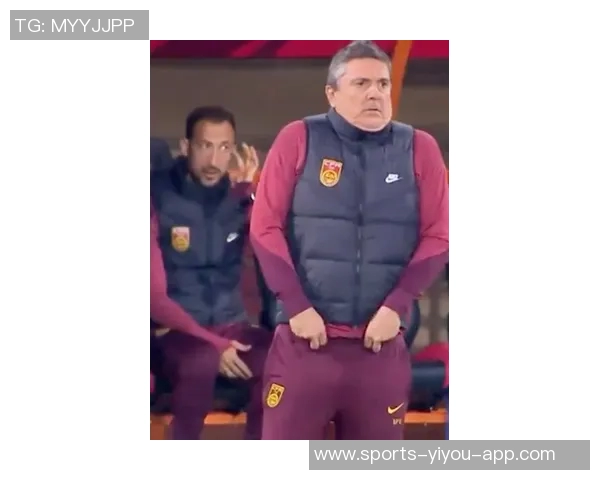 安东尼展现自信站姿足球场上锋芒毕露彰显球场霸气与专注神态