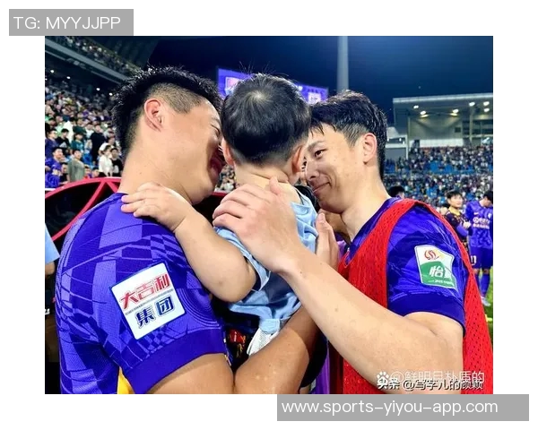 足球赛场温情时刻球星弯腰安慰落泪球童感动全场